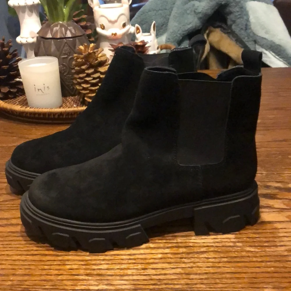 New Urban Outfitters chunky boots - Picture 2 of 13